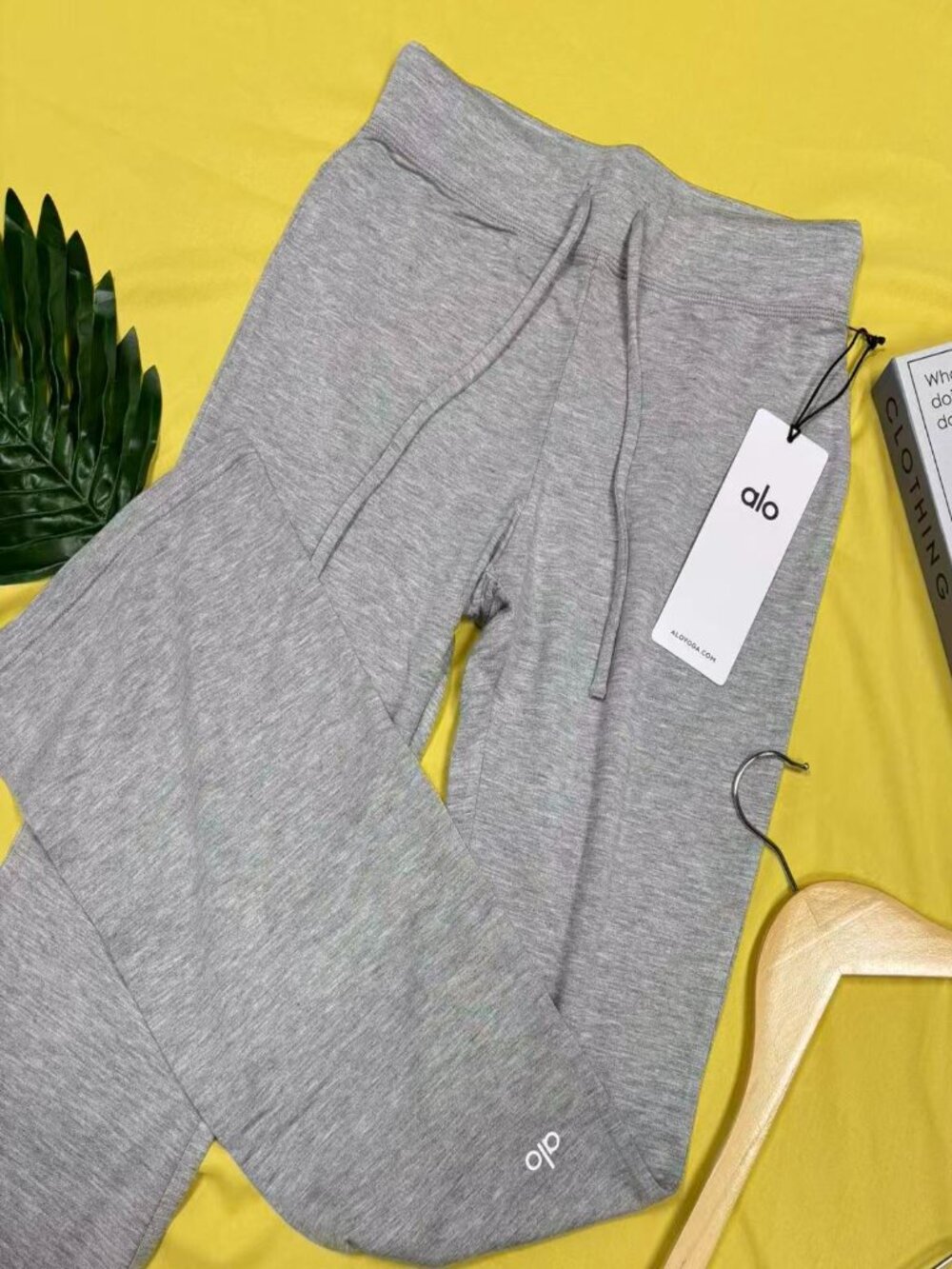 ☁️Alo Yoga Sway Flare Pants Sporty Gray Slightly Flare Casual Long Pants - Picture 3 of 9